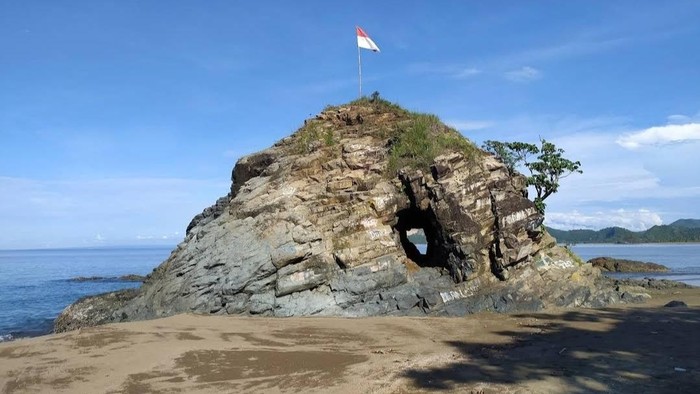 Batu Bolong di Pantai Poto Batu, Sumbawa Barat, NTB (Tangkap Layar Google Maps/Adi/2021)