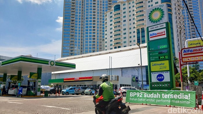 Pengendara mengisi BBM BP 92 di salah satu cabang SPBU BP-AKR di Jakarta, Senin (3/11/2025). BBM RON 92 sudah kembali tersedia di SPBU BP-AKR.