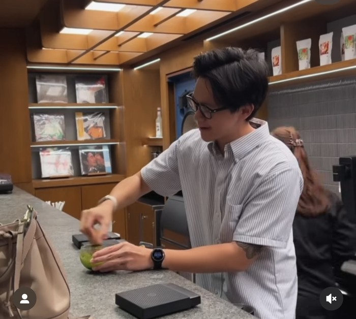 Brandon Salim dan Dhika Himawan Kompak Masak Bakso hingga Matcha