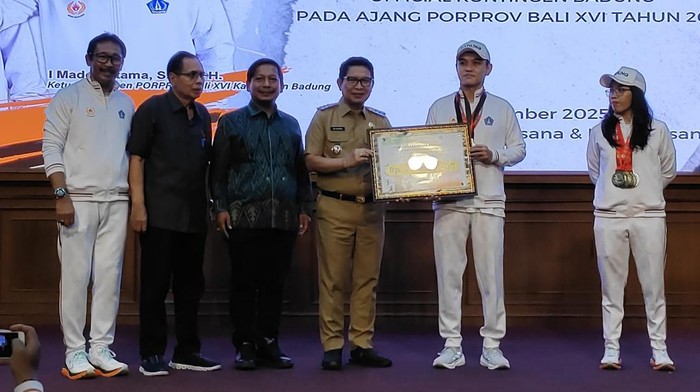 Bupati Badung, I Wayan Adi Arnawa, menyerahkan bonus kepada peraih emas Porprov Bali XVI/2025 di Puspem Badung, Senin (3/11/2025). (Foto: Agus Eka/detikBali)