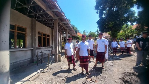 Bupati Buleleng Nyoman Sutjidra meninjau proyek di SMP Negeri 8 Singaraja, Senin (3/11/2025). (Made Wijaya Kusuma)