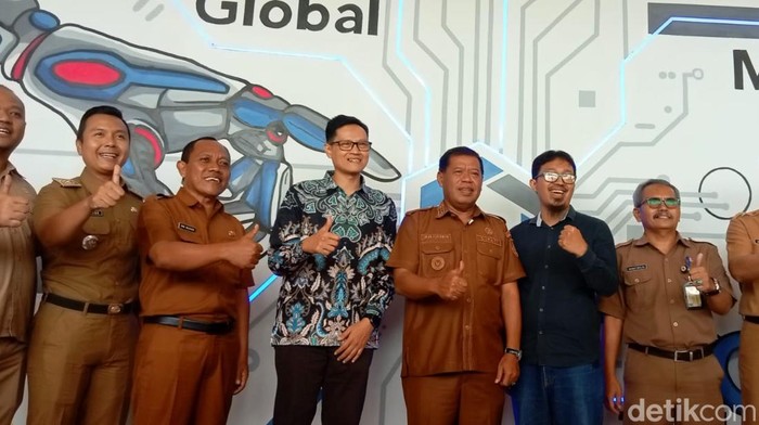 Bupati Majalengka Eman Suherman saat kunjungan ke kampus Polman II Bandung wilayah Majalengka.