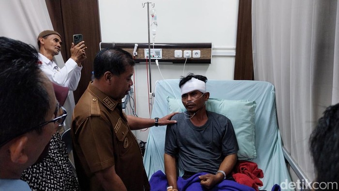 Bupati Majalengka Eman Suherman saat menjenguk korban kecelakaan di Sumedang.