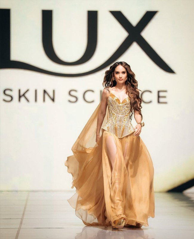 Cinta Laura bersinar bak emas. Gaun korset berpayet dan rok chiffon bertumpuk ini menciptakan kesan glamor dan anggun bak goddess. (Foto: Instagram/@claurakiehl)