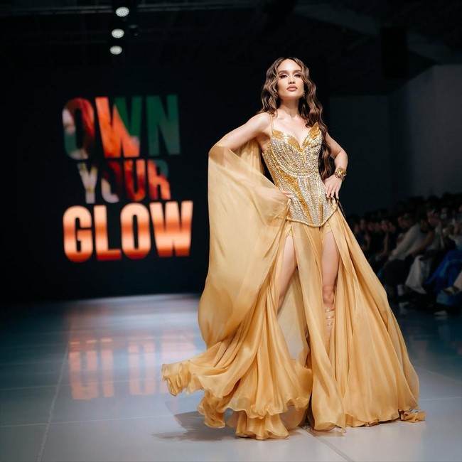 8 Potret Cinta Laura Pakai Gaun Korset Emas di Catwalk, Pesonanya Bak Goddess