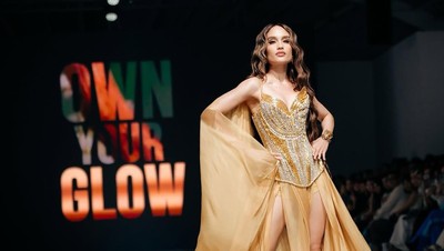 8 Potret Cinta Laura Pakai Gaun Korset Emas di Catwalk, Pesonanya Bak Goddess