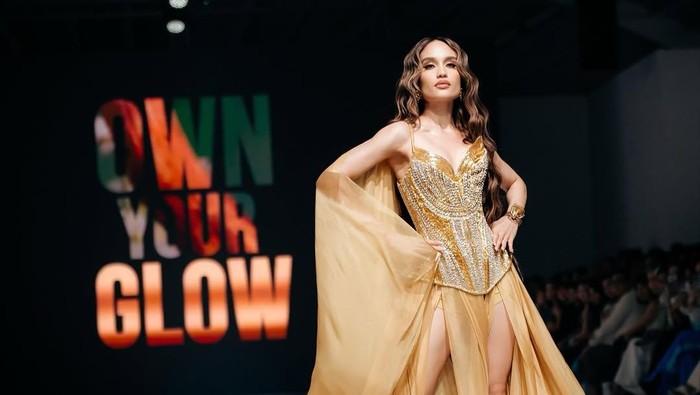 Cinta Laura melenggang di runway Jakarta Fashion Week 2026.