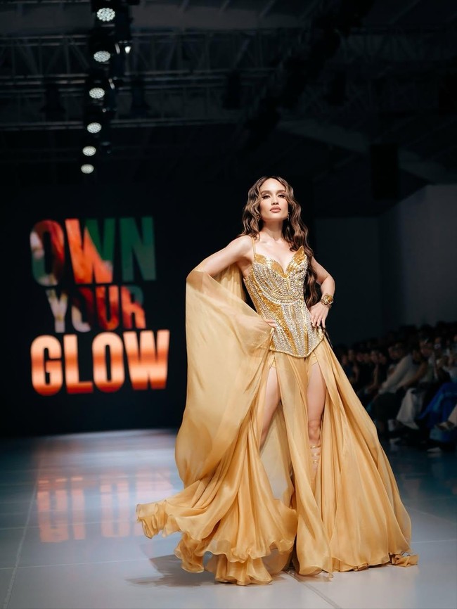 8 Potret Cinta Laura Pakai Gaun Korset Emas di Catwalk, Pesonanya Bak Goddess