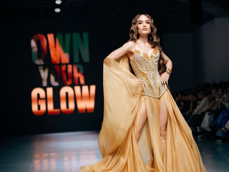 8 Potret Cinta Laura Pakai Gaun Korset Emas di Catwalk, Pesonanya Bak Goddess