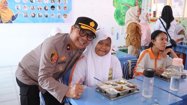 Dapur SPPG Polres Kepulauan Meranti perdana mendistribusikan MBG keapda 84 anak TK Bahayangkari, Senin (3/11/2025).