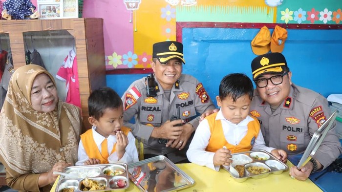 Dapur SPPG Polres Kepulauan Meranti perdana mendistribusikan MBG keapda 84 anak TK Bahayangkari, Senin (3/11/2025).
