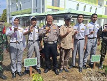 Ditlantas Polda Riau Tanam Pohon di SMK Taruna Satria, Libatkan Siswa-Alumni