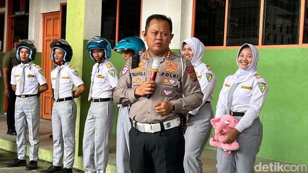Dirlantas sosialisasi Green Policing dan Program Police Goes to School di SMK Taruna Satria Pekanbaru. (Foto: Raja Adil Siregar/detikSumut).
