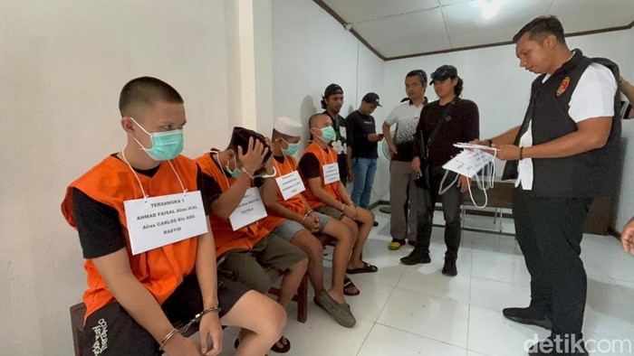 Empat tersangka pembunuhan saat berada di Polsek Campalagian untuk mengikuti rekonstruksi kasus, Senin (3/11/2025).