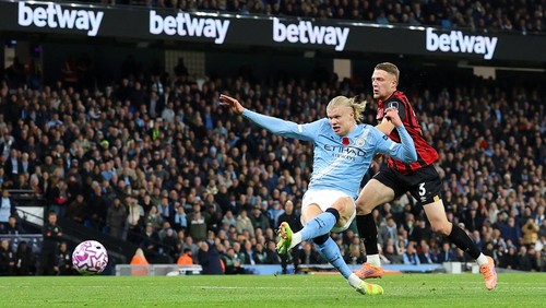 MANCHESTER, ENGLAND - NOVEMBER 02: Erling Haaland of Manchester City scores his teams first goal during the Premier League match between Manchester City and Bournemouth at Etihad Stadium on November 02, 2025 in Manchester, England. (Photo by Michael Steele/Getty Images)