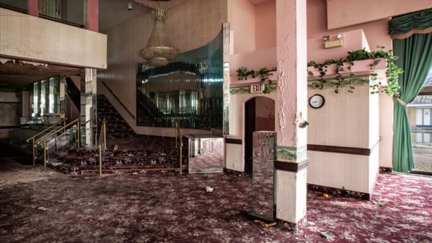 Fallside Hotel Fallside Hotel, salah satu hotel terkenal di AS karena menawarkan view Air Terjun Niagara. Namun, hotel tersebut kini sirna karena sudah rata dengan tanah.