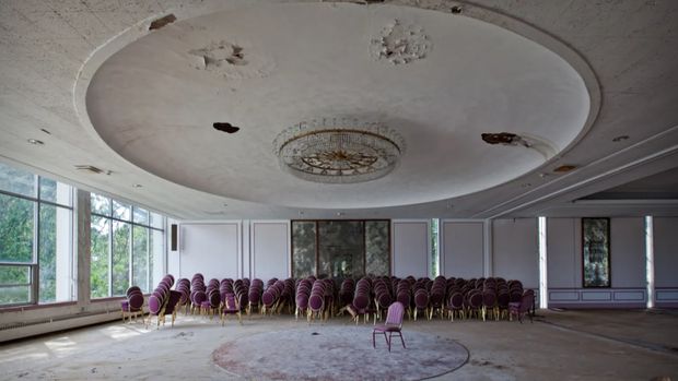 Fallside Hotel Fallside Hotel, salah satu hotel terkenal di AS karena menawarkan view Air Terjun Niagara. Namun, hotel tersebut kini sirna karena sudah rata dengan tanah.