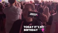 Momen ulang tahunnya begitu spesial karena ia dapat kado nonton konser BLACKPINK (1/11) dari suaminya, Caesar Hito. Felicya bahkan mendapat ucapan ulang tahun spesial dari Lisa BLACKPINK. Foto: Instagram felicyaangelista_