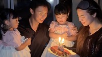 Momen tiup lilin kue ultah ini semakin manis karena anak Felicya memberikan ucapan manis dan doa terbaik untuk sang ibu. Foto: Instagram felicyaangelista_
