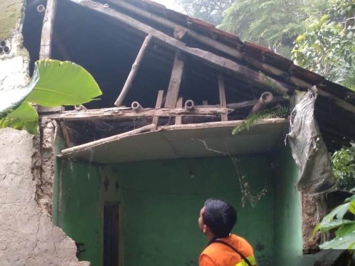 Foto: Petugas BPBD mengecek tembok rumah warga jebol imbas hujan deras disertai angin kencang di Leuwisadeng, Bogor (dok. BPBD Bogor)