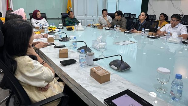 Fraksi Partai Golkar DPR RI menerima audiensi pengurus Vibrasi Suara Indonesia (VISI) yang dipimpin Armand Maulana dan Nazril Irham (Ariel NOAH).