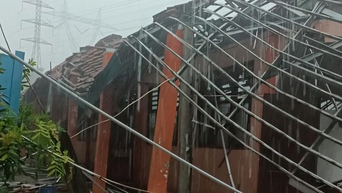 Gedung kelas ambruk di Gunung Putri, Bogor (dok. Istimewa)