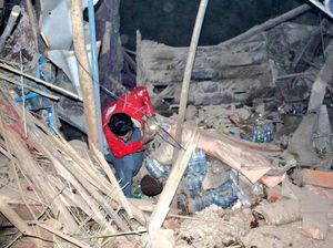 Video: Momen Evakuasi Bocah Perempuan dari Reruntuhan Gempa Afghanistan