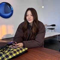 Dalam foto yang dibagikannya, Go Hyun Jung tampil stylish dengan rambut panjang terurai. Ia memakai paduan bomber jacket berwarna coklat, mini skirt, tote bag, dan knee high boots. Foto: dok. Instagram @atti.present