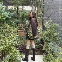 Aktris yang populer membintangi drama Korea Queen Mantis ini membagikan sederet fotonya memakai koleksi musim gugur terbaru FILA. Foto: dok. Instagram @atti.present