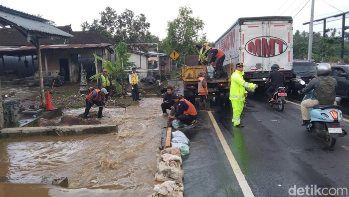 Gorong-gorong tersbut bikin banjir di Banjar Dinas Lumajang, Desa Samsam, Kecamatan Kerambitan, Tabanan, Senin (3/11/2025). (Krisna Pradipta)