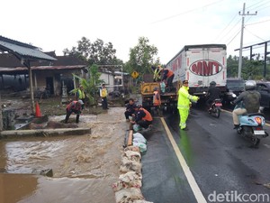 Gorong-gorong Tersumbat, Jalan Denpasar-Gilimanuk Macet Parah gegara Banjir