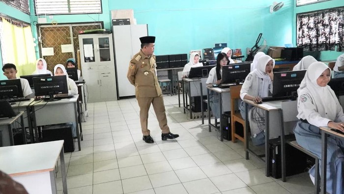 Gubernur Jambi Al Haris.