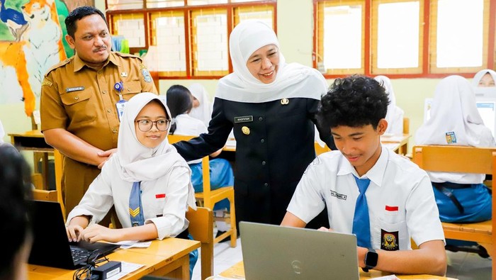 Gubernur Jawa Timur Khofifah Indar Parawansa meninjau pelaksanaan TKA tahap pertama hari pertama di SMAN 6 Surabaya