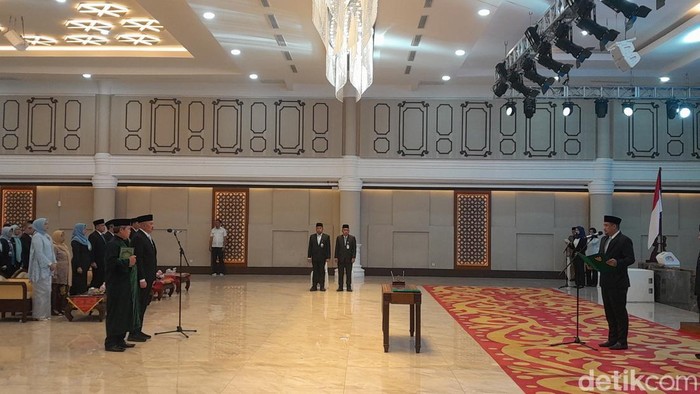 Gubsu Bobby Nasution melantik Sulaiman Harahap menjadi Pj Sekda Sumut. (Foto: Nizar Aldi/detikSumut)