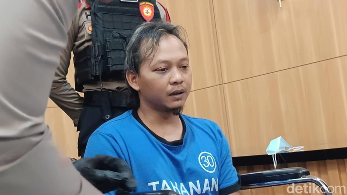 Tampang Gugun, pembunuh wanita yang ditemukan bersimbah darah di rumah kontrakannya, wilayah Kelurahan Wirasana, Kecamatan Purbalingga saat dihadirkan dalam konferensi pers, Senin (3/11/2025).