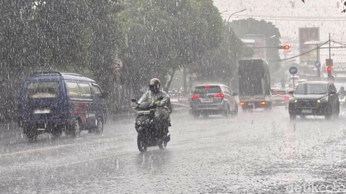 Hujan deras guyur Kota Surabaya membuat sejummlah ruas jalan tergenang banjir, Senin (3/11/2025).