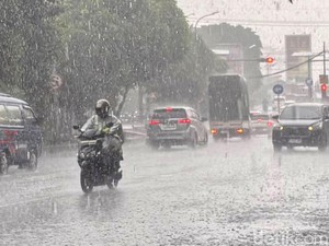 Waspada Hujan Intensitas Sedang di 2 Wilayah Jawa Timur Hari Ini