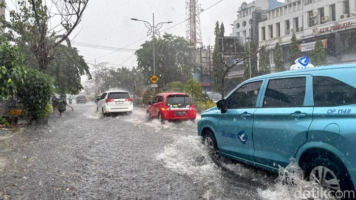Hujan deras guyur Kota Surabaya membuat sejummlah ruas jalan tergenang banjir, Senin (3/11/2025).