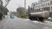 Genangan juga terjadi di Jalan Bung Tomo yang menuju kearah Jalan Bratang.