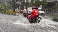 Dari informasi yang dihimpun detikJatim, hujan tengah mengguyur beberapa wilayah mulai dari kawasan Jalan Ahmad Yani, Jalan Wonokromo, Jalan Ngagel, Jalan Kertajaya, sampai kawasan Jalan Ir. Soekarno (MERR).