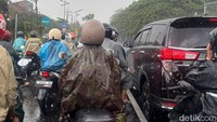 Kepadatan lalu lintas juga sempat terjadi di kawasan Jalan Ahmad Yani menuju Jalan Wonokromo, sebab kendaraan melaju perlahan dan ada beberapa pengendara roda dua yang berteduh di bawah Fly Over Mayangkara maupun di tepi jalan.