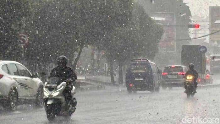 Hujan deras guyur Kota Surabaya membuat sejummlah ruas jalan tergenang banjir, Senin (3/11/2025).