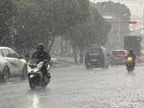 Surabaya Diguyur Hujan Deras, Sejumlah Titik Jalan Tergenang