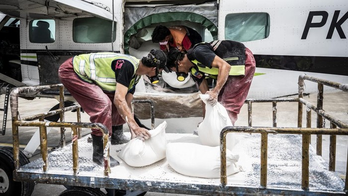 Seorang ilmuwan penerbangan mendokumentasikan kondisi awan sebagai bahan laporan pelaksanaan Operasi Modifikasi Cuaca (OMC) menggunakan pesawat Cessna 208 Caravan PK-SNM BNPB di sekitar wilayah udara pesisir utara Kabupaten Pati, Jawa Tengah, Minggu (2/11/2025). Hingga hari kesembilan atau per Minggu (2/11) penerbangan kedua, BNPB bersama Badan Meteorologi Klimatologi dan Geofisika (BMKG) menghabiskan sebanyak 31 ton NaCl dan 14 ton CaO untuk OMC Jateng dalam rangka penanganan dan mitigasi bencana hidrometeorologi basah di wilayah Kota Semarang dan sekitarnya. ANTARA FOTO/Aji Styawan/rwa.