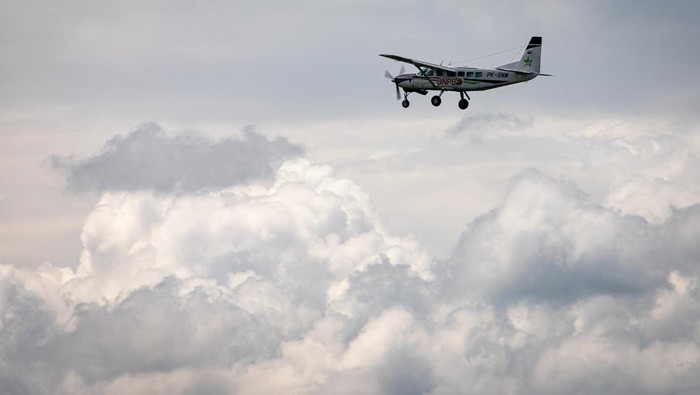 Seorang ilmuwan penerbangan mendokumentasikan kondisi awan sebagai bahan laporan pelaksanaan Operasi Modifikasi Cuaca (OMC) menggunakan pesawat Cessna 208 Caravan PK-SNM BNPB di sekitar wilayah udara pesisir utara Kabupaten Pati, Jawa Tengah, Minggu (2/11/2025). Hingga hari kesembilan atau per Minggu (2/11) penerbangan kedua, BNPB bersama Badan Meteorologi Klimatologi dan Geofisika (BMKG) menghabiskan sebanyak 31 ton NaCl dan 14 ton CaO untuk OMC Jateng dalam rangka penanganan dan mitigasi bencana hidrometeorologi basah di wilayah Kota Semarang dan sekitarnya. ANTARA FOTO/Aji Styawan/rwa.