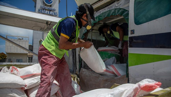 Seorang ilmuwan penerbangan mendokumentasikan kondisi awan sebagai bahan laporan pelaksanaan Operasi Modifikasi Cuaca (OMC) menggunakan pesawat Cessna 208 Caravan PK-SNM BNPB di sekitar wilayah udara pesisir utara Kabupaten Pati, Jawa Tengah, Minggu (2/11/2025). Hingga hari kesembilan atau per Minggu (2/11) penerbangan kedua, BNPB bersama Badan Meteorologi Klimatologi dan Geofisika (BMKG) menghabiskan sebanyak 31 ton NaCl dan 14 ton CaO untuk OMC Jateng dalam rangka penanganan dan mitigasi bencana hidrometeorologi basah di wilayah Kota Semarang dan sekitarnya. ANTARA FOTO/Aji Styawan/rwa.