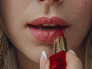 Video Battle Lipstik Matte: Harga Rp 500 Ribu vs Rp 65 Ribu, Bagusan Mana?