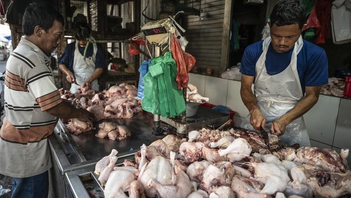 Tukang becak mengangkut bahan makanan di kawasan Pasar Gang Baru Pecinan, Semarang, Jawa Tengah, Senin (3/11/2025). Badan Pusat Statistik (BPS) Provinsi Jawa Tengah mencatat pada Oktober 2025 terjadi inflasi sebesar 0,40 persen secara bulanan dengan 