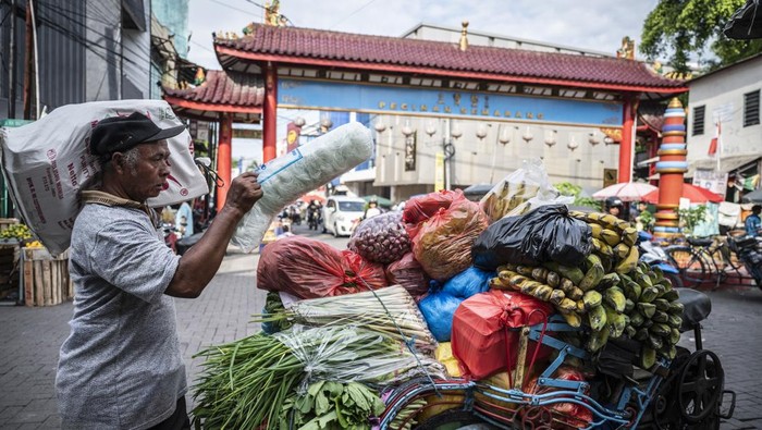 Tukang becak mengangkut bahan makanan di kawasan Pasar Gang Baru Pecinan, Semarang, Jawa Tengah, Senin (3/11/2025). Badan Pusat Statistik (BPS) Provinsi Jawa Tengah mencatat pada Oktober 2025 terjadi inflasi sebesar 0,40 persen secara bulanan dengan Indeks Harga Konsumen (IHK) sebesar 109,22, yang disebabkan oleh meningkatnya harga beberapa komoditas bahan makanan, salah satunya daging ayam ras yang dibutuhkan untuk dapur Satuan Pelayanan Pemenuhan Gizi (SPPG) dalam program Makan Bergizi Gratis (MBG). ANTARA FOTO/Aprillio Akbar/bar