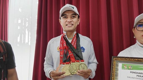 Irwan Limardi menunjukkan medali emas hingga perunggu cabor biliar Porprov Bali 2025, Senin (3/11/2025). Irwan menjadi atlet dengan peraih bonus terbanyak dari Pemkab Badung. (Agus Eka/detikBali)